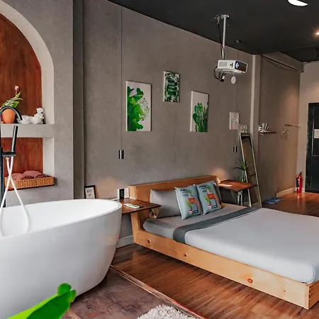 Saigon Hideout New World View - Romantic Stay, Netflix & Bathtub District 1-2